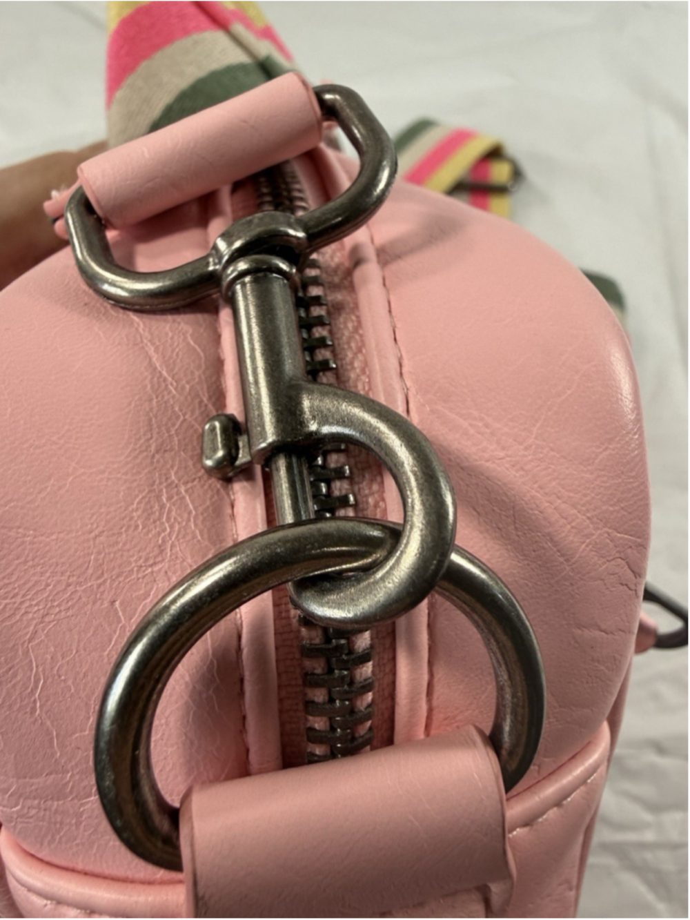 Universal Threads Camera bag Pink Crossbody with guitar Strap Multicolored new - Picture 11 of 16